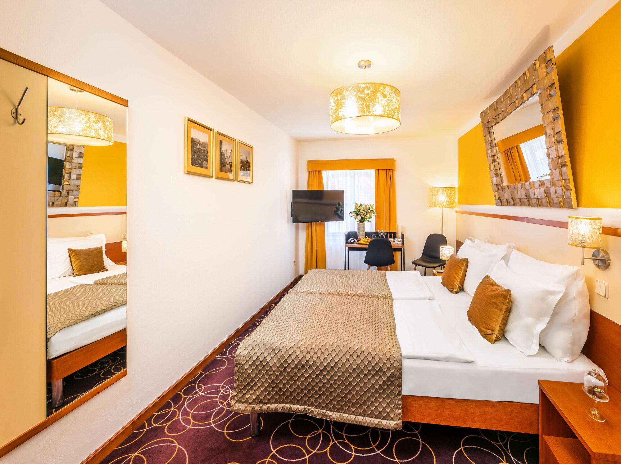 โฮเต็ล เบลล์วู Hotel เชสกี้ครุมลอฟ ภายนอก รูปภาพ
