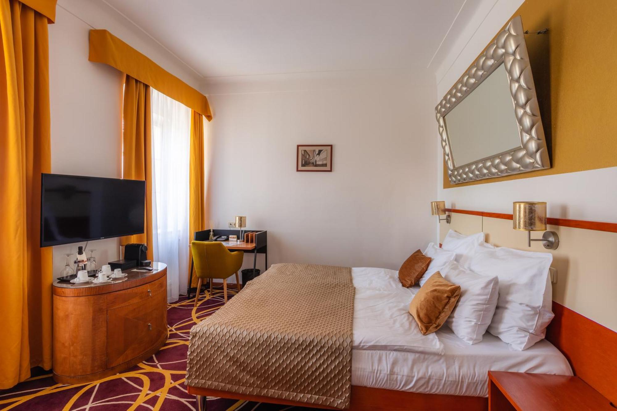 โฮเต็ล เบลล์วู Hotel เชสกี้ครุมลอฟ ภายนอก รูปภาพ